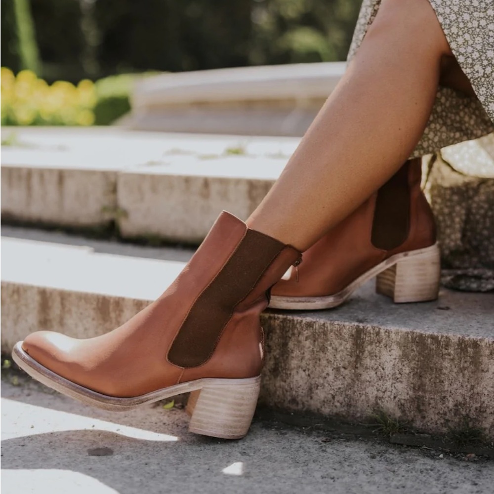 Free people essential Chelsea leather boots in sienna